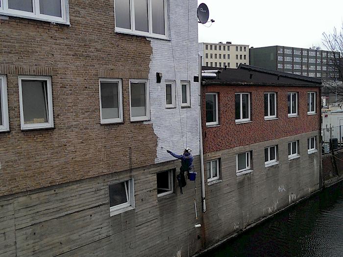 Malerarbeiten über einem Kanal