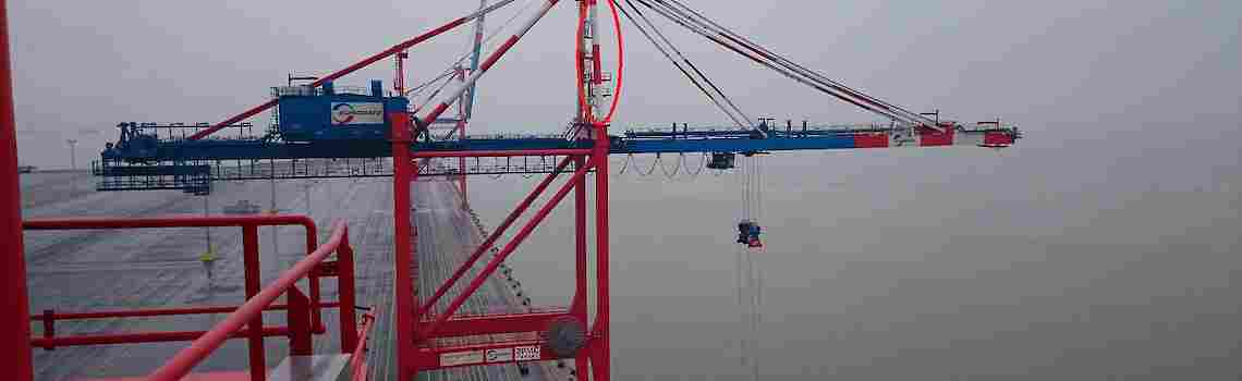 Reparatur und Montage an Containerbrücken